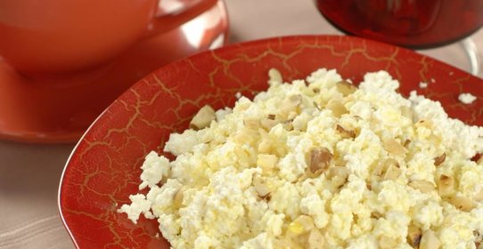 Творог с медом и орехами