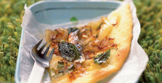 Пирог с анчоусами и луком