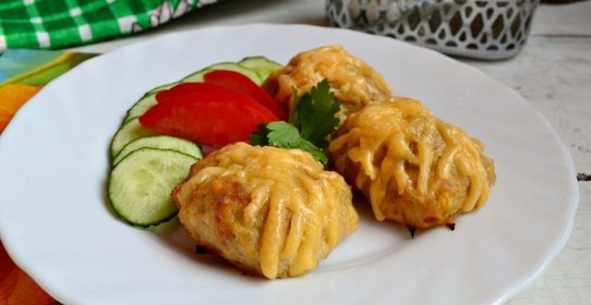 Мясные котлетки с морковью и сметаной, запеченные под сырной корочкой
