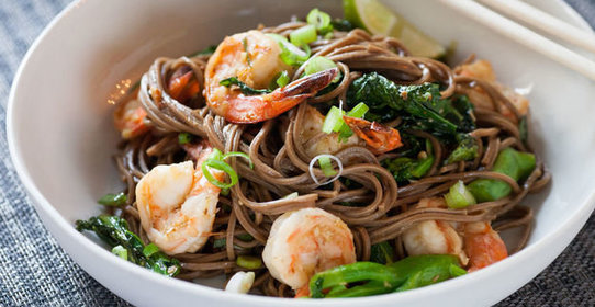 Гречневая лапша с креветками, брокколи и помидорами черри