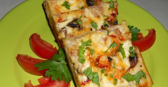 Открытый наливной пирог с фаршем и грибами