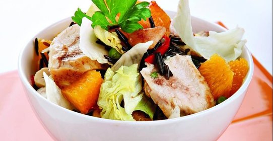 Китайский салат из дикого риса с курицей