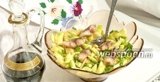 Салат с провесной скумбрией, картофелем и зелёным яблоком