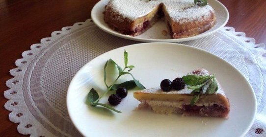 Кукурузный пирог с вишнями в мультиварке