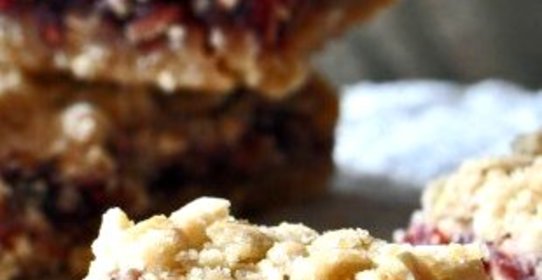 Овсяно-кокосовый пирог с малиной