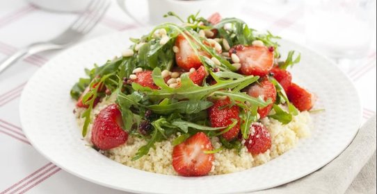 Салат из рукколы с клубникой
