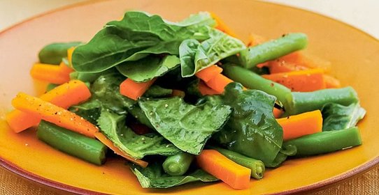 Салат из молодой моркови и шпината