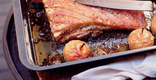 Свинина с фаршированными яблоками