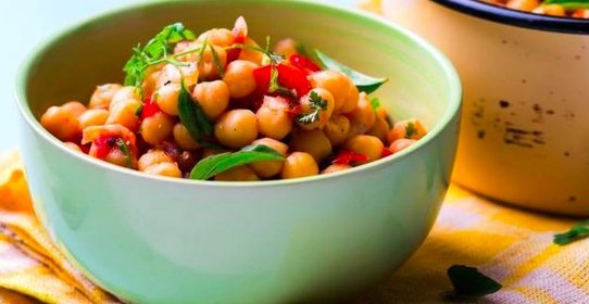 Салат из нута с овощами