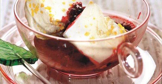 Лимонный семифредо с ягодным соусом