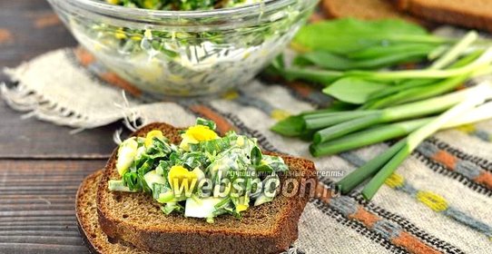 Зелёный салат из черемши, лука и петрушки