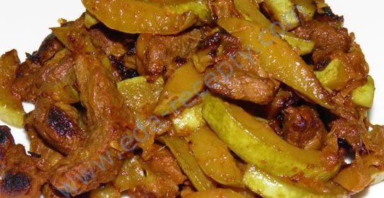 Тушеная говядина с кабачками и помидорами