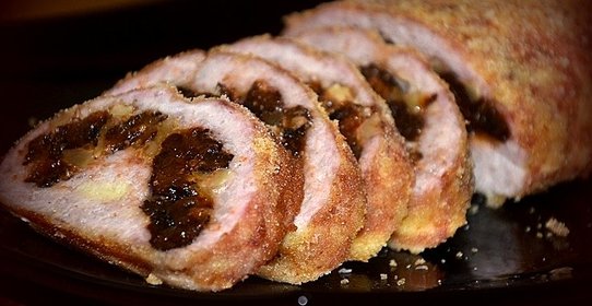 Мясной рулет с черносливом и орехами