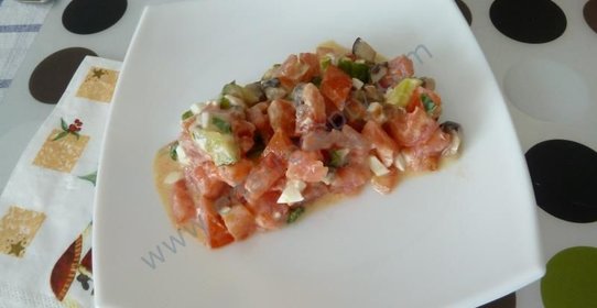 Салат с красной рыбой и маринованными грибами