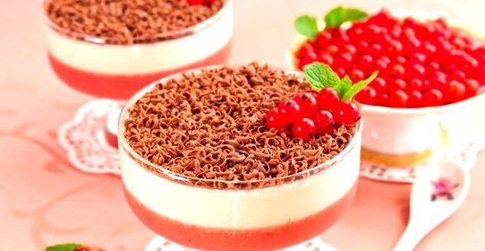 Десерт с красной смородиной и сливками