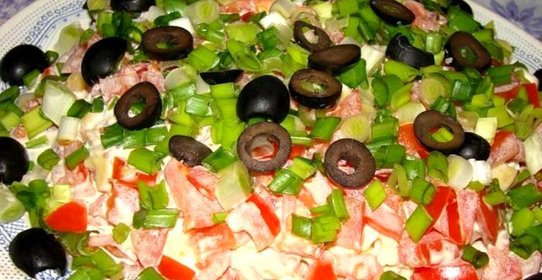 Салат из риса, помидоров и огурцов