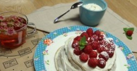 Панкейки с творожным кремом и малиной