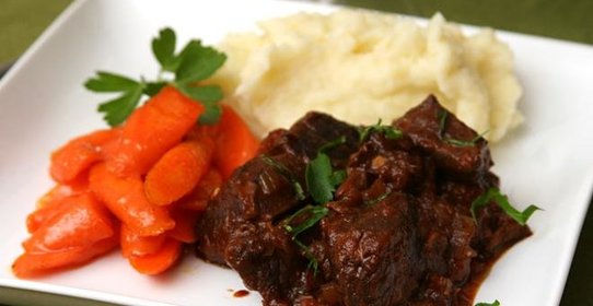 Говядина с овощами, тушенные в вине