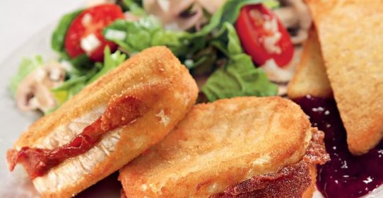 Камамбер во фритюре с брусничным соусом и салатом из шампиньонов