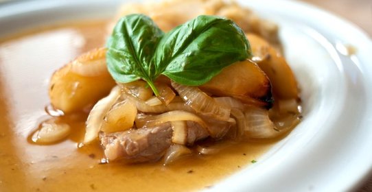 Свиные отбивные с яблоками и луком-шалот