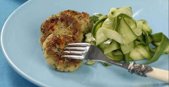 Котлеты из креветок с огуречными папарделе