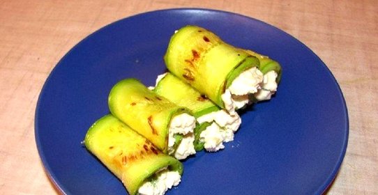 Кабачковые рулетики с пряным сыром