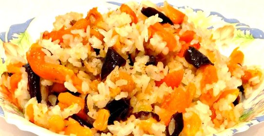 Постный плов с черносливом и курагой