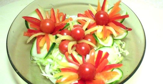 Овощной салат с помидорами черри