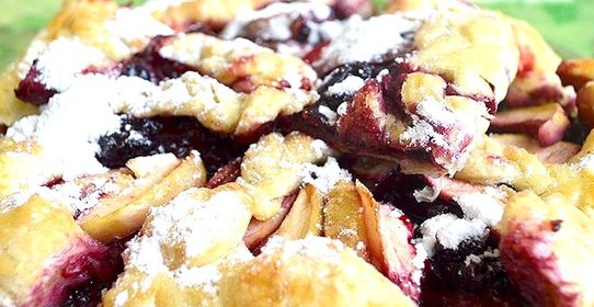 Пирог со смородиной и яблоками