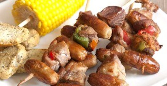 Свиные шашлыки с чоризо и луком