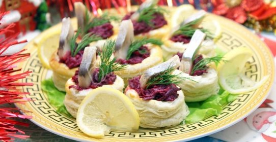 Волованы со свёклой и сельдью