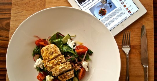 Салат с куриной грудкой и апельсиново-медовой заправкой