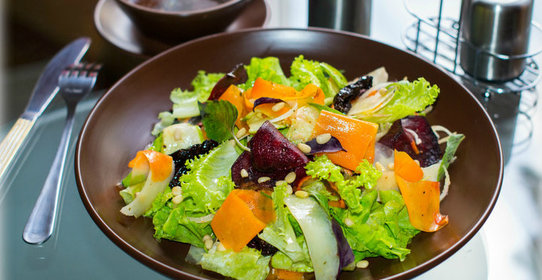 Салат с овощными чипсами и тыквой