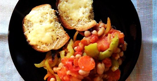 Теплый салат с белой фасолью