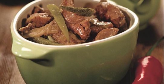 Говядина с солеными огурцами и медом