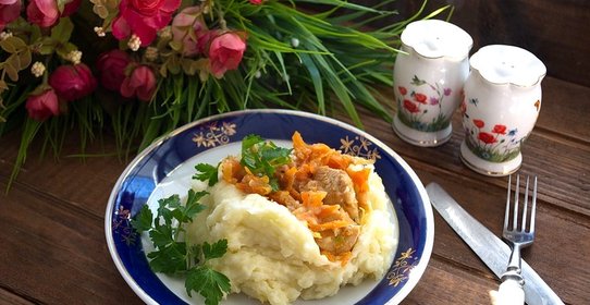 Гуляш из индейки с картошкой