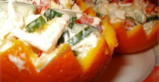 Салат с куриным филе в апельсинах