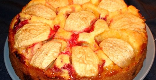 Шарлотка на кефире в мультиварке