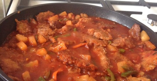 Свинина в кисло-сладком соусе с ананасами