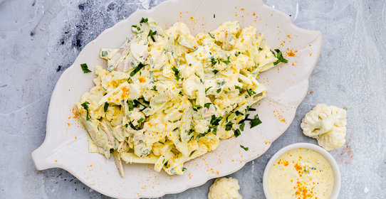 Овощной салат из цветной капусты с ревенем и яйцом