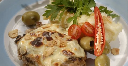 Говядина с грибами и сырным картофельным пюре