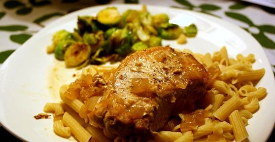 Свиные отбивные в винном соусе с луком