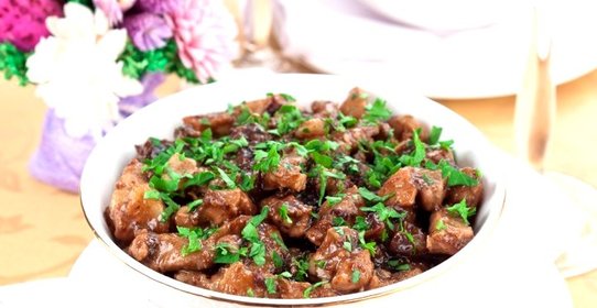 Свинина с черносливом, тушенные в пиве