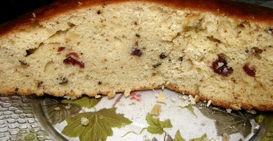 Сладкий пирог с орехами и клюквой