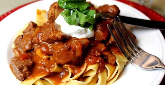 Гуляш с макаронами