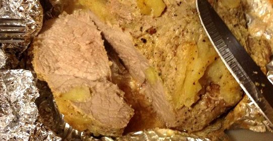 Запеченная свинина, фаршированная яблоками