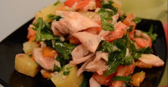 Салат с копченой рыбой по-сербски