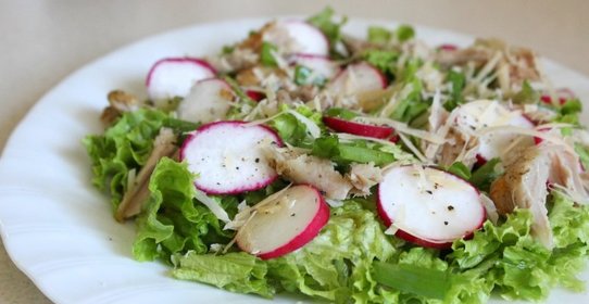 Летний салат с курицей и редисом