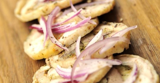 Куриный рулет, фаршированный печенью кролика, сулугуни и болгарским перцем