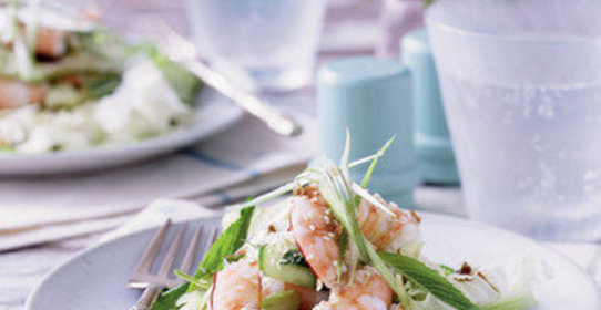 Креветки по-азиатски с салатом из мяты и капусты